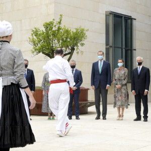 Le roi Felipe VI et la reine Letizia d'Espagne en visite à Bilbao au Pays basque le 17 juillet 2020 dans le cadre de leur tournée nationale post-confinement, où ils ont visité successivement le Musée Guggenheim et le Musée des beaux-arts.
