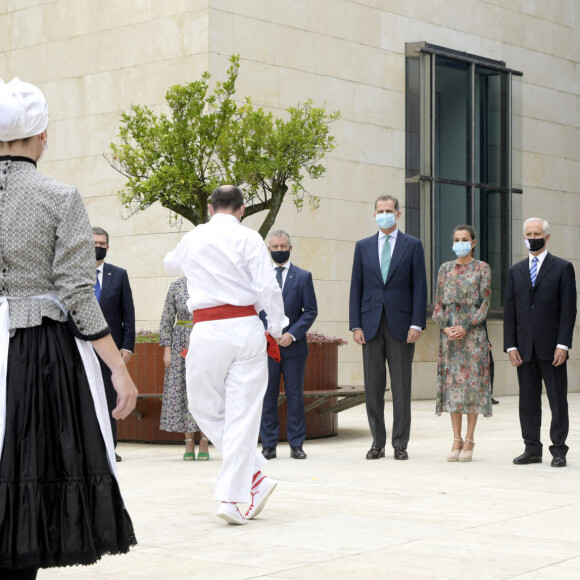 Le roi Felipe VI et la reine Letizia d'Espagne en visite à Bilbao au Pays basque le 17 juillet 2020 dans le cadre de leur tournée nationale post-confinement, où ils ont visité successivement le Musée Guggenheim et le Musée des beaux-arts.