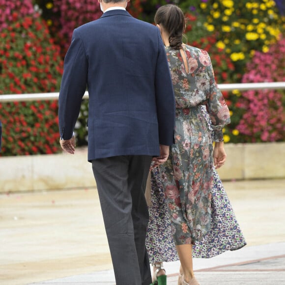 Le roi Felipe VI et la reine Letizia d'Espagne en visite à Bilbao au Pays basque le 17 juillet 2020 dans le cadre de leur tournée nationale post-confinement, où ils ont visité successivement le Musée Guggenheim et le Musée des beaux-arts.