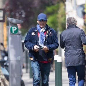 Exclusif - Jean-Luc Reichmann, tout sourire, se rend à son parking pour récupérer sa voiture à Paris, France, le 16 mai 2020