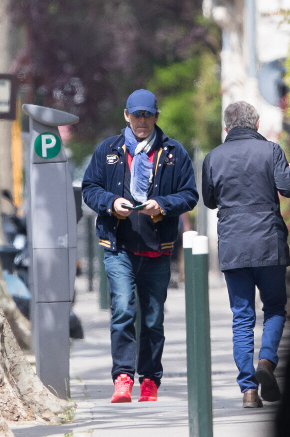 Exclusif - Jean-Luc Reichmann, tout sourire, se rend à son parking pour récupérer sa voiture à Paris, France, le 16 mai 2020