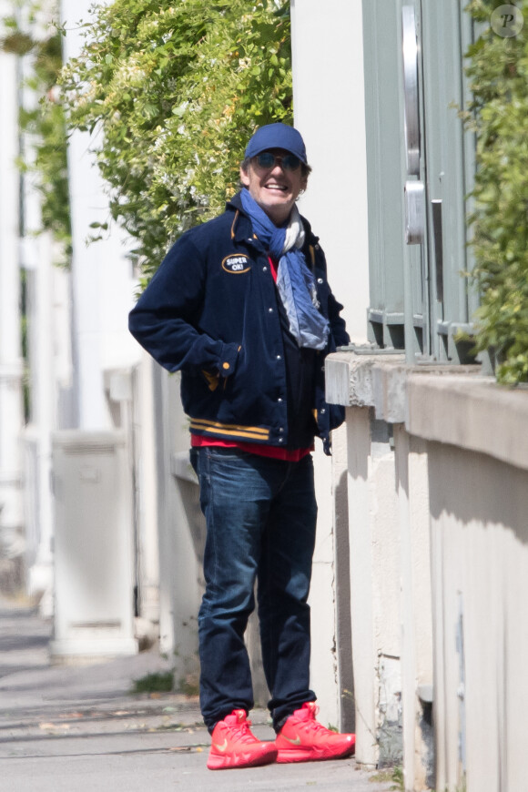 Exclusif - Jean-Luc Reichmann, tout sourire, se rend à son parking pour récupérer sa voiture à Paris, France, le 16 mai 2020.