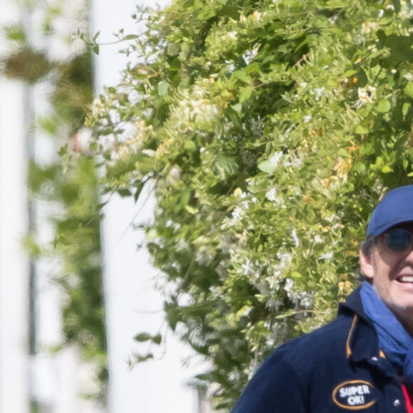 Exclusif - Jean-Luc Reichmann, tout sourire, se rend à son parking pour récupérer sa voiture à Paris, France, le 16 mai 2020.