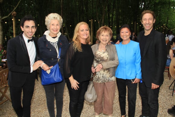 Jordan de Luxe, Danièle Gilbert, Marion Game, Jeanne d'Hauteserre avec Julie Petrone et Lucas du restaurant Alfredo Positano - Déjeuner de l'émission "L'instant de Luxe " au restaurant l'Orangerie à Saint Cloud le 14 juillet 2020. © Philippe Baldini / Bestimage