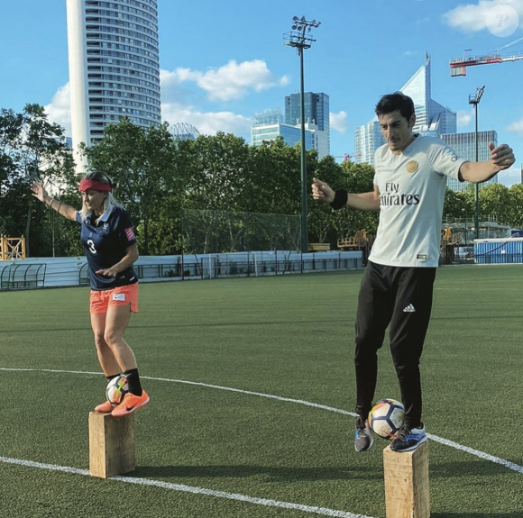 Claude Dartois (Koh-Lanta) affronte l'ancienne footballeuse internationale française Laure Boulleau sur l'épreuve des poteaux le 20 juillet 2020.