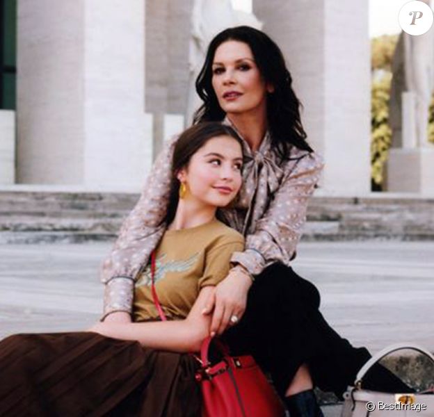 Catherine Zeta Jones pose avec sa fille Carys pour la nouvelle campagne Fendi à Rome le 29 octobre 2019