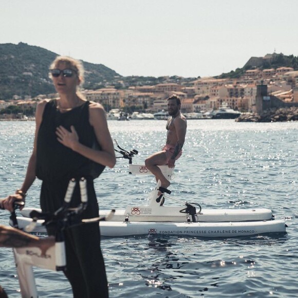 La princesse Charlene de Monaco, soutenue par son mari le prince Albert, s'entraîne avec le champion de MMA Conor McGregor pour le "Calvi – Monaco Water bike Challenge" qui se tiendra en septembre. Sur Instagram, le 20 juillet 2020.