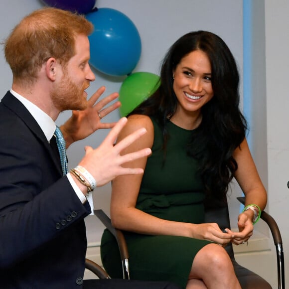 Le prince Harry, duc de Sussex, et Meghan Markle, duchesse de Sussex, lors de la soirée des WellChild Awards à l'hôtel Royal Lancaster à Londres le 15 octobre 2019.  The Duke and Duchess of Sussex talk with Milky Sutherland and her mother Angela during the annual WellChild Awards at the Royal Lancaster Hotel, London.15/10/2019 - Londres