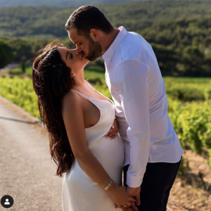 Laura Lempika et Nikola Lozina vont être les parents d'un petit garçon. La nouvelle a été annoncé le 23 juillet 2020.