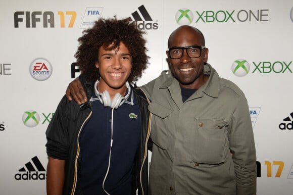 Lucien Jean-Baptiste et son fils Bilal - Photocall pour le lancement du jeu vidéo " FIFA 17" au Cercle Cadet à Paris le 26 septembre 2016. © Rachid Bellak/Bestimage