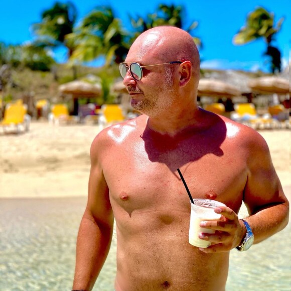 Cauet en maillot de bain à la plage, le 23 juillet 2020, photo Instagram