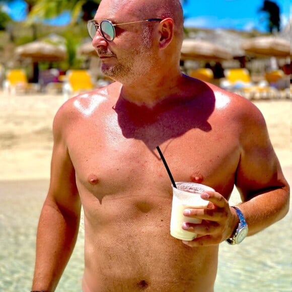 Cauet en maillot de bain à la plage, le 23 juillet 2020, photo Instagram