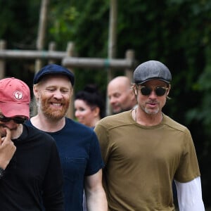 Brad Pitt est allé visiter le salon d'art contemporain, la Biennale de Venise, avec son ami le photographe Saul Fletcher (casquette rouge) et l'artiste Thomas Houseago et son . Le 28 mai 2019