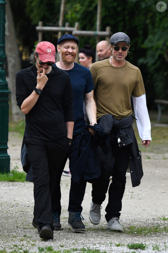 Brad Pitt est allé visiter le salon d'art contemporain, la Biennale de Venise, avec son ami le photographe Saul Fletcher (casquette rouge) et l'artiste Thomas Houseago et son . Le 28 mai 2019