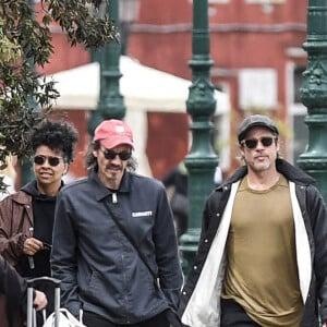 Brad Pitt et le sculpteur britannique Thomas Houseago visitent la Biennale de Venise, Italie, le 28 mai 2019. L'acteur américain était également accompagné de son ami le photographe Saul Fletcher (casquette rouge).