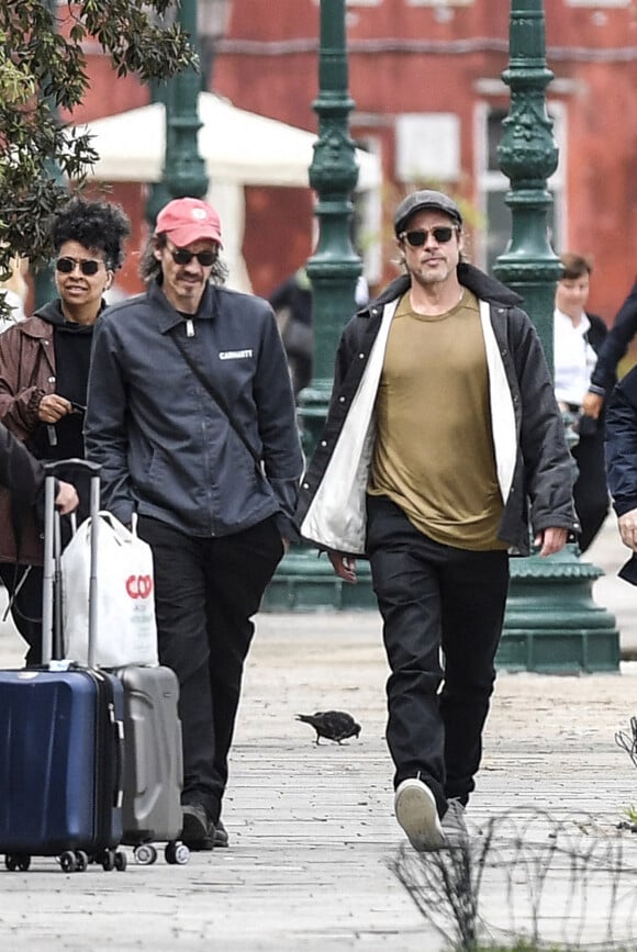Brad Pitt et le sculpteur britannique Thomas Houseago visitent la Biennale de Venise, Italie, le 28 mai 2019. L'acteur américain était également accompagné de son ami le photographe Saul Fletcher (casquette rouge).