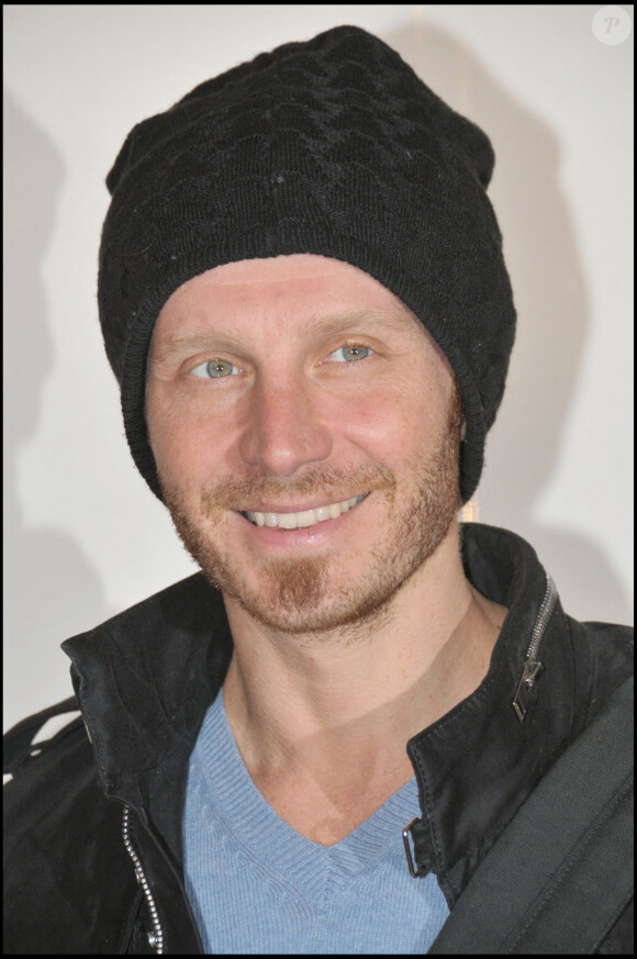 Le chanteur Sinclair - Première du film "Sans arme, ni haine, ni violence" à Paris au cinéma Paramount Opéra. Le 7 avril 2008.