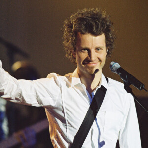 Archives - Le chanteur Sinclair sur scène lors de la cérémonie des Victoires de la musique, Zénith de Paris. Le 10 mars 2002.