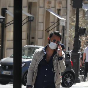 Exclusif - Cyril Hanouna se promène à vélo ( un vélo électrique de la marque Moov Way) et avec un masque de protection dans les rues de Paris pendant l'épidémie de Coronavirus Covid-19 le 20 mai 2020.