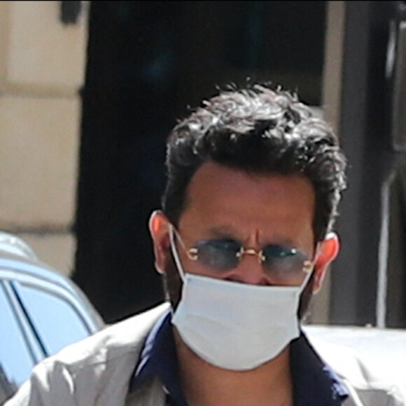 Exclusif - Cyril Hanouna se promène à vélo ( un vélo électrique de la marque Moov Way) et avec un masque de protection dans les rues de Paris pendant l'épidémie de Coronavirus Covid-19 le 20 mai 2020.