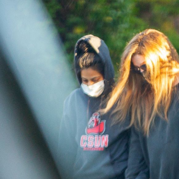 Exclusif - Lisa Marie Presley marche main dans la main avec Diana Pinto (la compagne de Benjamin Keough) dans le quartier de Beverly Hills à Los Angeles pendant l'épidémie de coronavirus (Covid-19). Les deux jeunes femmes se soutiennent depuis la mort de Benjamin. Le 15 juillet 2020