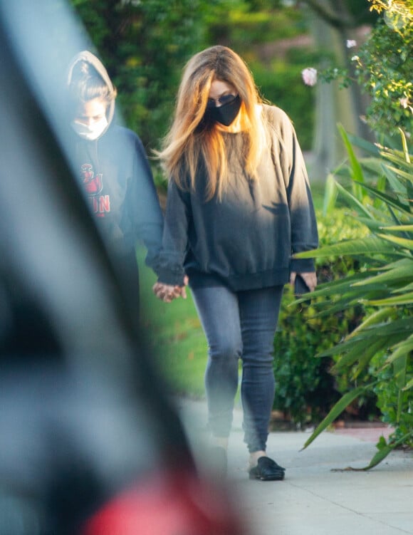Exclusif - Lisa Marie Presley marche main dans la main avec Diana Pinto (la compagne de Benjamin Keough) dans le quartier de Beverly Hills à Los Angeles pendant l'épidémie de coronavirus (Covid-19). Les deux jeunes femmes se soutiennent depuis la mort de Benjamin. Le 15 juillet 2020