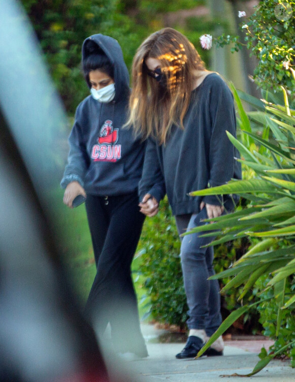 Exclusif - Lisa Marie Presley marche main dans la main avec Diana Pinto (la compagne de Benjamin Keough) dans le quartier de Beverly Hills à Los Angeles pendant l'épidémie de coronavirus (Covid-19). Les deux jeunes femmes se soutiennent depuis la mort de Benjamin. Le 15 juillet 2020