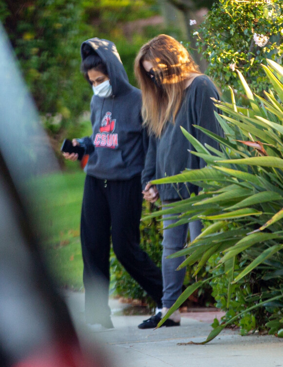 Exclusif - Lisa Marie Presley marche main dans la main avec Diana Pinto (la compagne de Benjamin Keough) dans le quartier de Beverly Hills à Los Angeles pendant l'épidémie de coronavirus (Covid-19). Les deux jeunes femmes se soutiennent depuis la mort de Benjamin. Le 15 juillet 2020