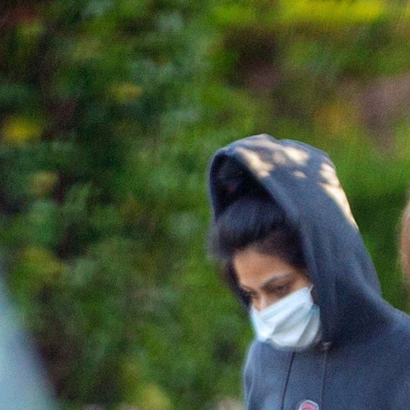 Exclusif - Lisa Marie Presley marche main dans la main avec Diana Pinto (la compagne de Benjamin Keough) dans le quartier de Beverly Hills à Los Angeles pendant l'épidémie de coronavirus (Covid-19). Les deux jeunes femmes se soutiennent depuis la mort de Benjamin. Le 15 juillet 2020