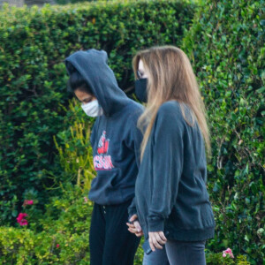 Exclusif - Lisa Marie Presley marche main dans la main avec Diana Pinto (la compagne de Benjamin Keough) dans le quartier de Beverly Hills à Los Angeles pendant l'épidémie de coronavirus (Covid-19). Les deux jeunes femmes se soutiennent depuis la mort de Benjamin. Le 15 juillet 2020