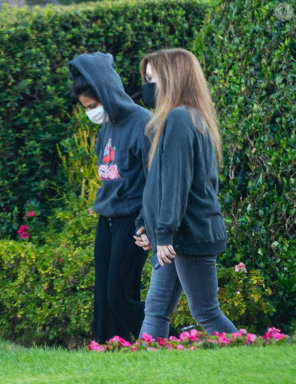 Exclusif - Lisa Marie Presley marche main dans la main avec Diana Pinto (la compagne de Benjamin Keough) dans le quartier de Beverly Hills à Los Angeles pendant l'épidémie de coronavirus (Covid-19). Les deux jeunes femmes se soutiennent depuis la mort de Benjamin. Le 15 juillet 2020