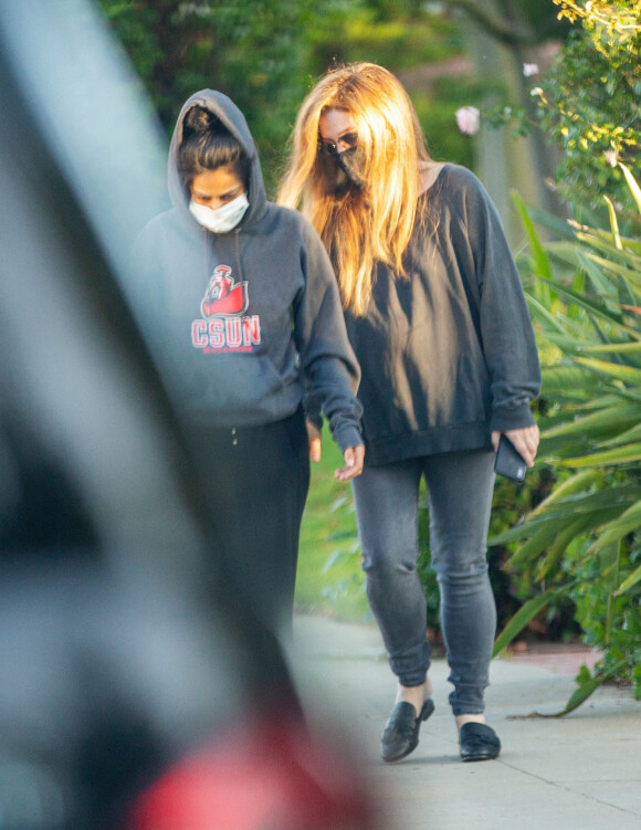 Exclusif - Lisa Marie Presley marche main dans la main avec Diana Pinto (la compagne de Benjamin Keough) dans le quartier de Beverly Hills à Los Angeles pendant l'épidémie de coronavirus (Covid-19). Les deux jeunes femmes se soutiennent depuis la mort de Benjamin. Le 15 juillet 2020