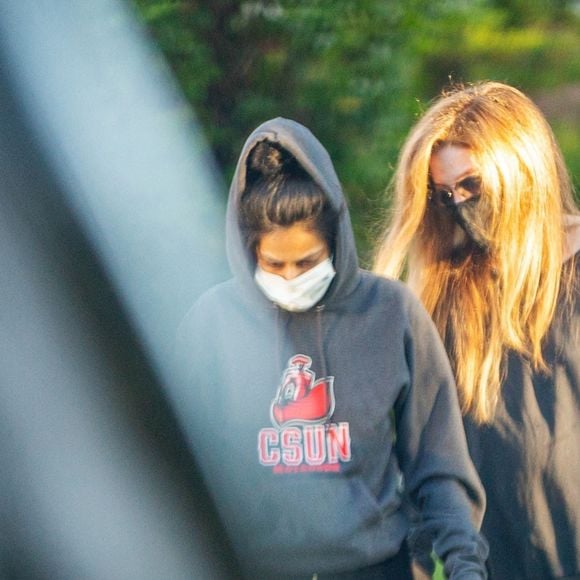 Exclusif - Lisa Marie Presley marche main dans la main avec Diana Pinto (la compagne de Benjamin Keough) dans le quartier de Beverly Hills à Los Angeles pendant l'épidémie de coronavirus (Covid-19). Les deux jeunes femmes se soutiennent depuis la mort de Benjamin. Le 15 juillet 2020