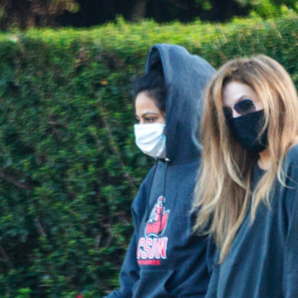 Exclusif - Lisa Marie Presley marche main dans la main avec Diana Pinto (la compagne de Benjamin Keough) dans le quartier de Beverly Hills à Los Angeles pendant l'épidémie de coronavirus (Covid-19). Les deux jeunes femmes se soutiennent depuis la mort de Benjamin. Le 15 juillet 2020