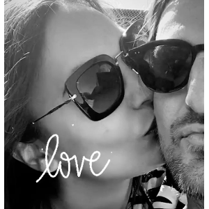 Valérie Bègue poste une photo d'elle en charmante compagnie. Est-ce son nouveau compagnon ? Photo postée sur Instagram en juillet 2020.