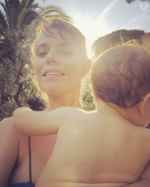 Emma Daumas avec son fils Antonin, dans le Sud de la France, le 26 juillet 2020