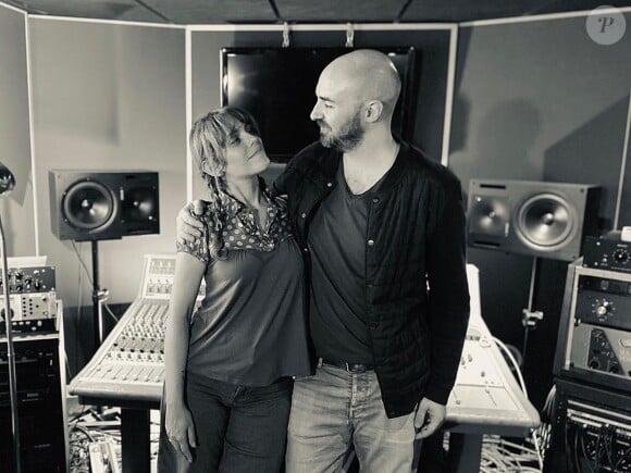 Emma Daumas en studio, elle annonce la fin de l'enregistrement de son dernier album "L'art des naufrages", le 9 juillet 2020