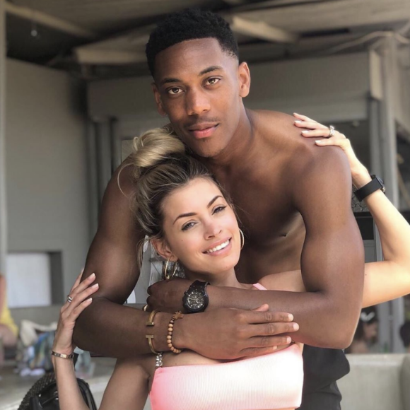 Mélanie Da Cruz, candidate de télé-réalité et influenceuse, partage la vie du footballeur Anthony Martial. Ensemble, ils ont un fils, Swan, né en juillet 2018.