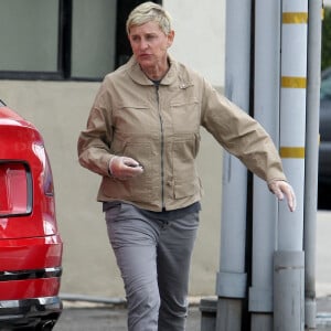 Ellen DeGeneres visite un entrepot, le 11 avril 2020 à Los Angeles. 