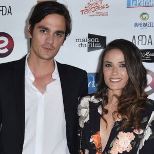 Alain-Fabien Delon et sa compagne Capucine Anav lors du photocall de la 2ème édition du festival "Paris Court Toujours" au Théâtre de l'Européen à Paris le 20 septembre 2019. © Giancarlo Gorassini / Bestimage