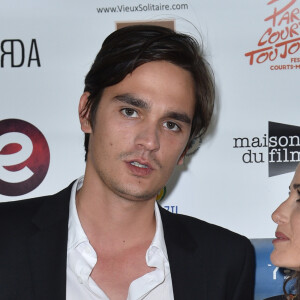 Alain-Fabien Delon et sa compagne Capucine Anav lors du photocall de la 2ème édition du festival "Paris Court Toujours" au Théâtre de l'Européen à Paris le 20 septembre 2019. © Giancarlo Gorassini / Bestimage