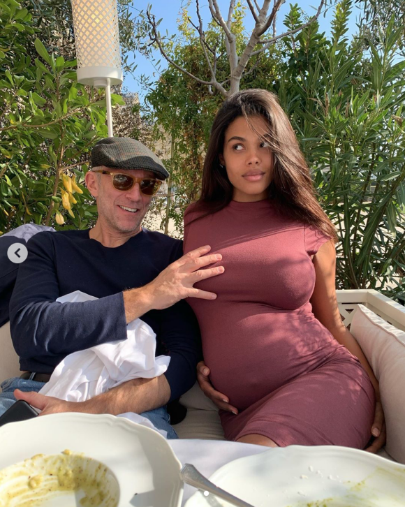 Vincent Cassel et Tina Kunakey lors de la grossesse du mannequin. Photo publiée le 31 juillet 2020.