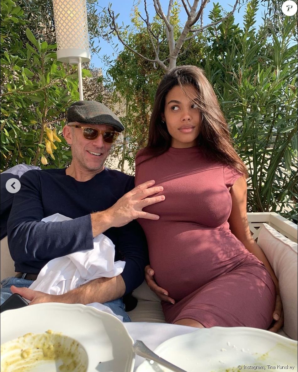 Vincent Cassel et Tina Kunakey lors de la grossesse du mannequin. Photo publiée le 31 juillet