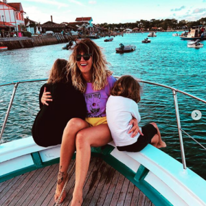 Daphné Bürki avec ses filles Suzanne et Hedda au Cap Ferret. Elles ont passé une soirée festive et musicale à bord d'un bateau. Le 3 août 2020.