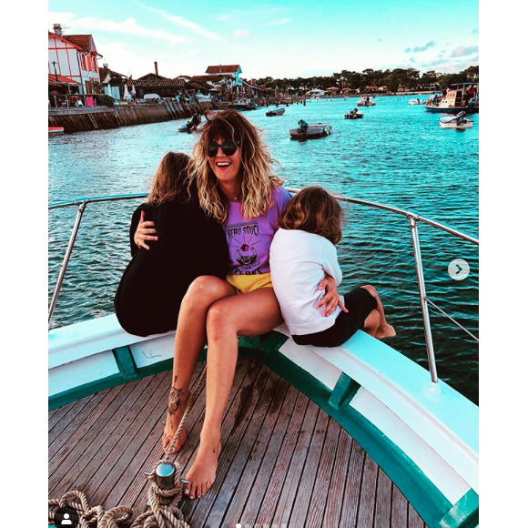 Daphné Bürki avec ses filles Suzanne et Hedda au Cap Ferret. Elles ont passé une soirée festive et musicale à bord d'un bateau. Le 3 août 2020.