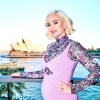 Katy Perry enceinte à Sydney, photographiée par Tim Sek. Elle porte un top à col montant et une robe Bec and Bridge. Avril 2020.