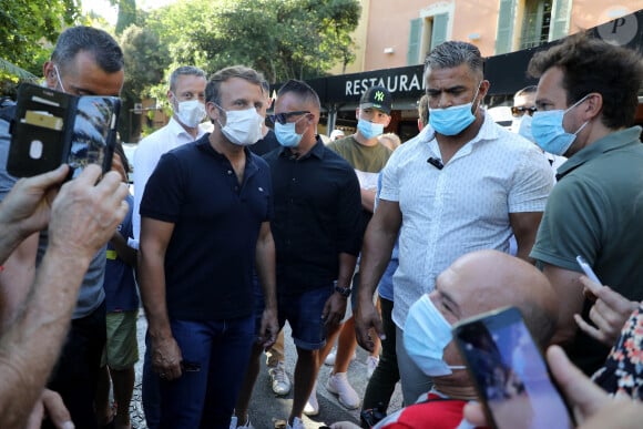 Exclusif - Le président Emmanuel Macron, masqué, prend un bain de foule à Bormes-les-Mimosas le 3 aout 2020. Il a ensuite pris un pot avec François Arizzi, le maire de la commune. © Jacovides/Moreau/Bestimage