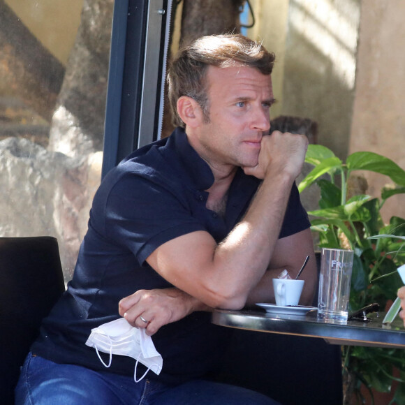 Exclusif - Le président Emmanuel Macron, masqué, prend un bain de foule à Bormes-les-Mimosas le 3 aout 2020. Il a ensuite pris un pot avec François Arizzi, le maire de la commune. © Jacovides/Moreau/Bestimage