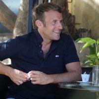 Emmanuel Macron en vacances : élégant en look décontracté, pour un bain de foule