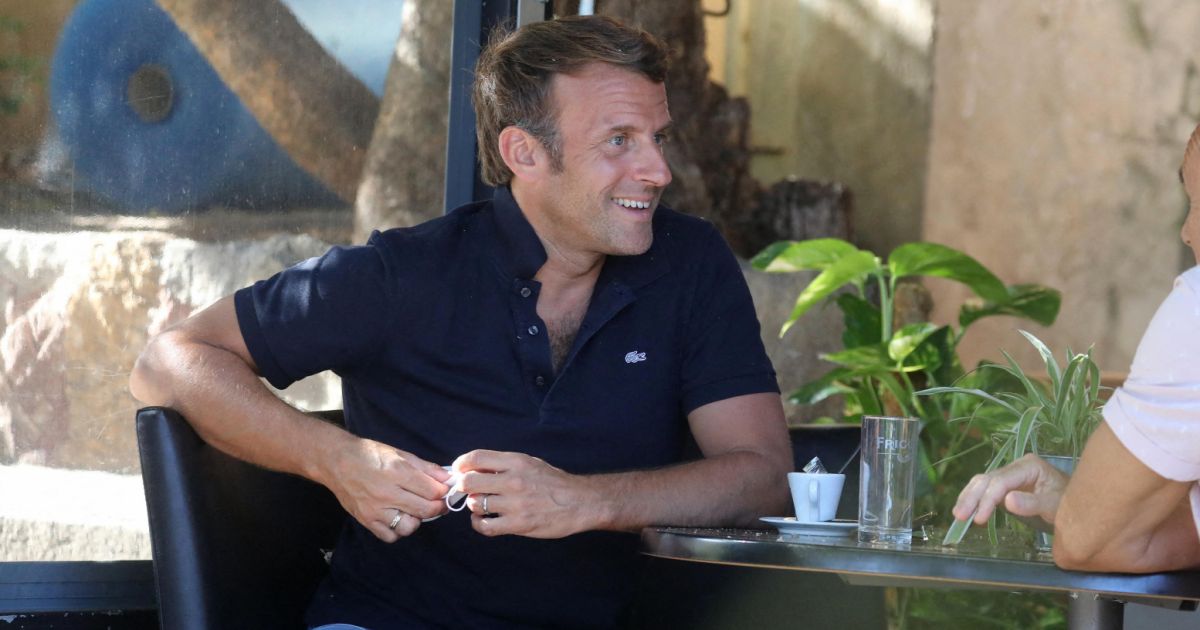 Emmanuel Macron en vacances : élégant en look décontracté, pour un bain 